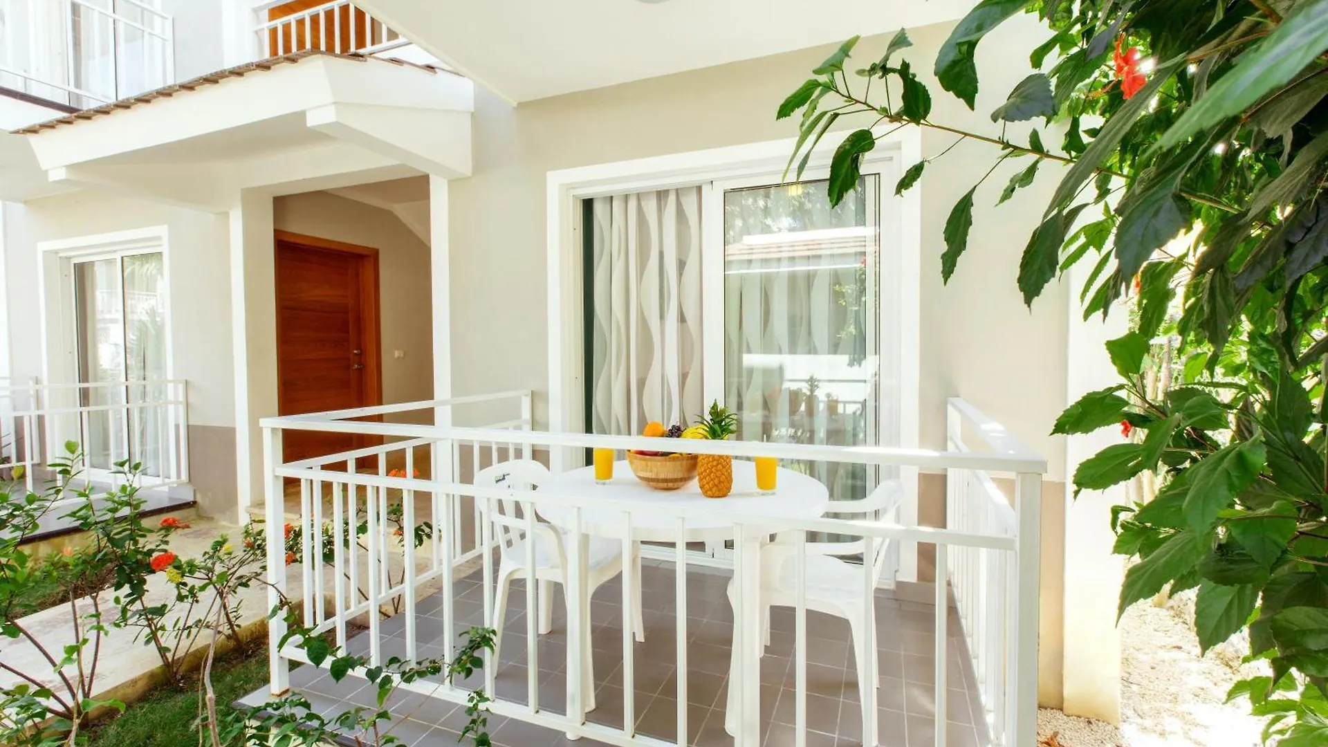 호텔 Tropicana Suites Deluxe Beach Club And Pool - Playa Los Corales 푼타 카나